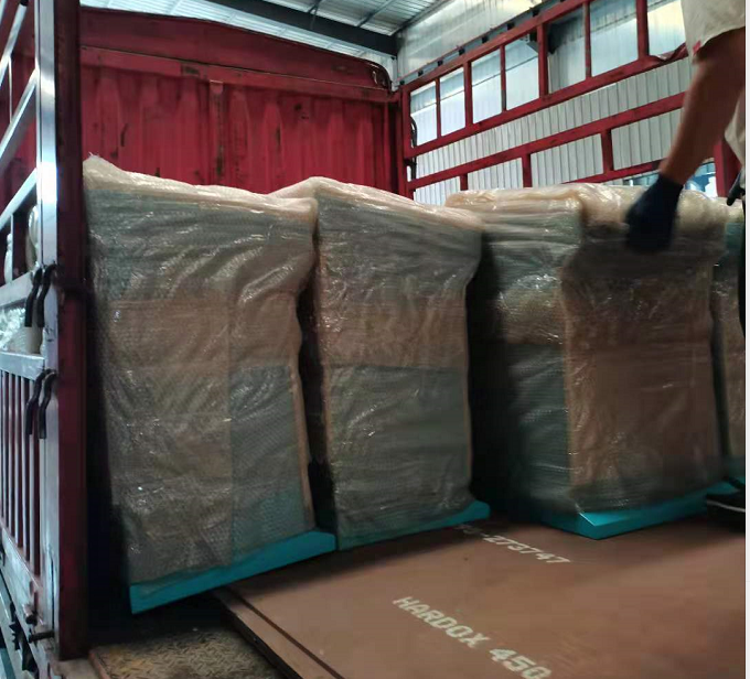公司生产的矿用控制箱及矿用本安型操作台发往江苏
